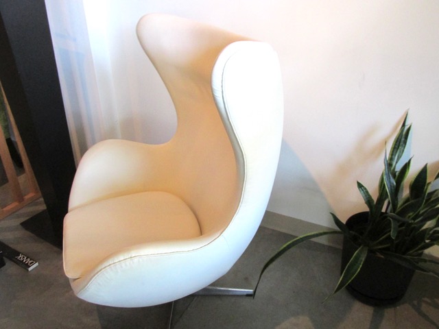 Arne Jacobsen Style White Leather Egg Chair